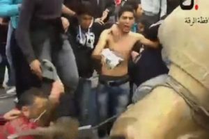 Muhalifler Esad'ın heykelini yıktı