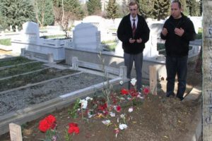 M&uuml;sl&uuml;m G&uuml;rses'in mezarına ziyaret&ccedil;i akını