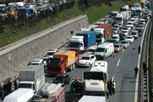 Lastik patlayınca 8 ara&ccedil; birbirine girdi
