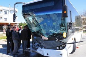 Uyuşturucu tacirleri kaza yapınca yakalandı