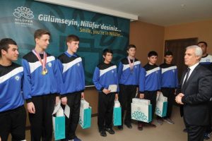 Atletizm şampiyonları Bozbey tarafından &ouml;d&uuml;llendirildi