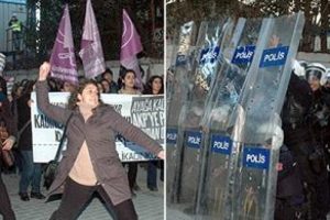 Polise yumurta fırlattılar