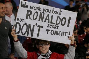 Old Trafford'da Ronaldo'ya ilgin&ccedil; pankart
