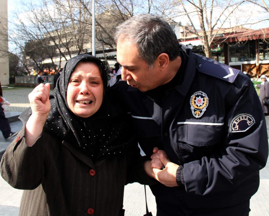 Oğlu &ouml;ld&uuml;r&uuml;len anne g&ouml;zyaşlarına boğuldu!