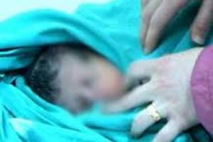 Yatak odasında bornoza sarılı bulundu