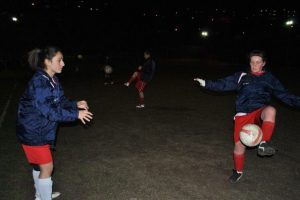 Ablalarına futbol dersi veren kız &ccedil;ocukları