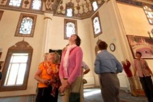 Turistler camiye bu kıyafetle girecek