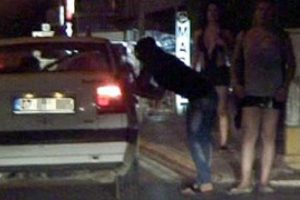 Arabasının camını kıran travestiyi &ouml;ld&uuml;rd&uuml;