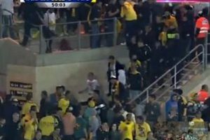 M&uuml;sl&uuml;man futbolcu gol attı seyirciler gitti