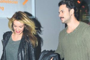 Gamze &Ouml;z&ccedil;elik'in y&uuml;z&uuml;nde g&uuml;ller a&ccedil;ıyor
