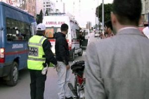 Ambulanstan atlayıp eşine &ccedil;arpan s&uuml;r&uuml;c&uuml;y&uuml; kovaladı