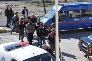Polisten uyuşturucu ve silah operasyonu