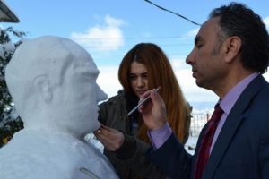 Atat&uuml;rk'&uuml;n kardan heykelini yaptılar