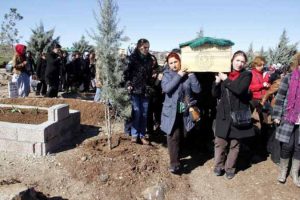 &Ouml;ld&uuml;r&uuml;len kadını, hemcinsleri defnetti