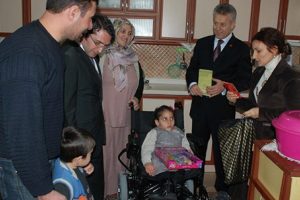 K&uuml;&ccedil;&uuml;k Elif Naz'ın tekerlekli sandalye sevinci
