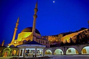 Diyanet'ten 'camileri kapatmayın' emri