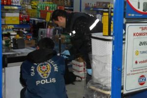 Gen&ccedil; kızın boğazına bı&ccedil;ak dayayıp soydular
