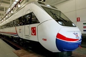 Y&uuml;ksek Hızlı Tren'in &ccedil;arptığı gen&ccedil; yaralandı
