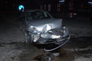 Alkoll&uuml; s&uuml;r&uuml;c&uuml; otomobiliyle, polis otomobiline &ccedil;arptı