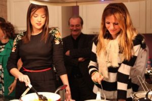 Burcu &Ccedil;etinkaya ve Simge Fıstıkoğlu mutfakta