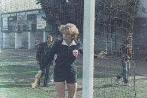İlk kadın futbol hakeminden "yılmayın" &ouml;ğ&uuml;d&uuml;