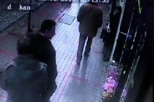 &Ccedil;i&ccedil;ek &ccedil;alarken kameralara yakalandı