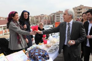 Bozbey'den kermese menekşeli destek