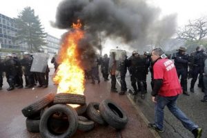 Goodyear'ın fabrika kapatma kararı protesto edildi