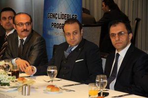 Egemen Bağış gen&ccedil;lerle buluştu