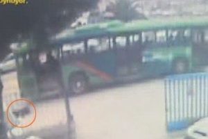Gen&ccedil; kız hareket halindeki otob&uuml;sten d&uuml;şt&uuml;