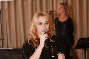Reyhan Karaca d&uuml;nya kadınları i&ccedil;in sahneye &ccedil;ıktı