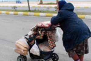 Kadınlar g&uuml;n&uuml;nde o ekmeğinin peşinde!