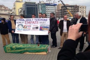 Dayak yemiş erkeklere 'kadın' ilgisi