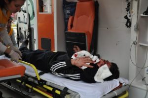 Motosiklet servis aracına &ccedil;arptı: 2 yaralı