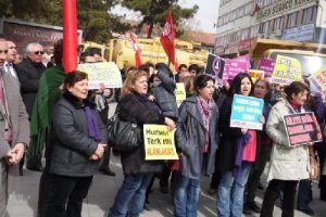 Kadınlar 8 Mart'ın tatil olmasını istedi