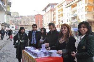 Kadın avukatlar 'bilin&ccedil;lendirme kitap&ccedil;ıkları' dağıttı