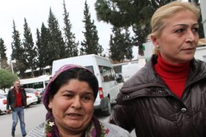 Eşini &ouml;ld&uuml;ren kadın g&ouml;zyaşlarına boğuldu