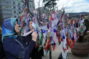 Kadınlar dileklerini dilek ağacına astı
