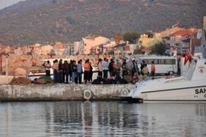 İzmir'de 35 m&uuml;lteci yakalandı