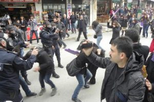 Kadınlara karanfil yerine biber gazı