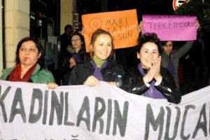 Kadınlar g&uuml;zellik yarışmasını protesto etti