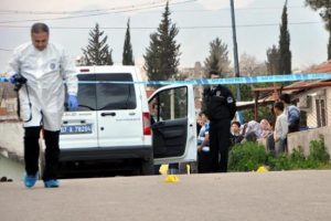 Ailelerin kavgası kanlı bitti:2 &ouml;l&uuml;