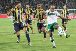 Timsah Kadık&ouml;y'de y&uuml;r&uuml;mek istiyor