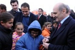 Bakan har&ccedil;lık dağıtınca...