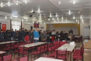 D&uuml;ğ&uuml;n salonunda cuma namazı