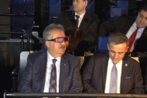 4D g&ouml;zl&uuml;k takan Bakan Yazıcı'nın İstanbul keyfi