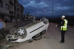 Bebeğini emzirirken takla attı