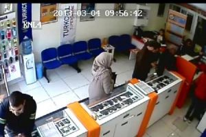 2 dakikada 2 bin liralık cep telefonunu &ccedil;aldılar