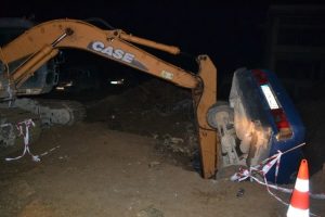 &Ccedil;ukura d&uuml;şen ara&ccedil;tan yara almadan &ccedil;ıktılar