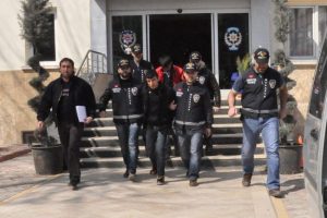 Hırsızlık zanlıları su&ccedil;&uuml;st&uuml; yakalandı